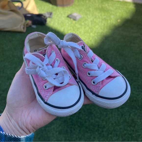 Chuck Taylor pink toddler shoes - Picture 2 of 8